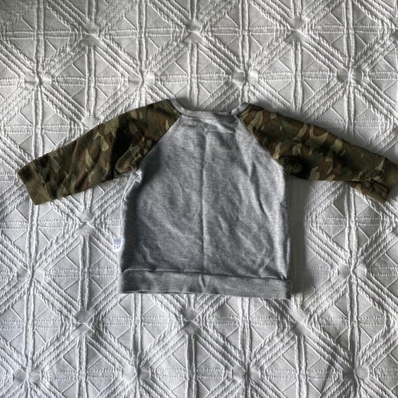 PORTAGE & MAIN | Baby Camo Crew Neck Sweatshirt | Size 6-12 months - Picture 3 of 4
